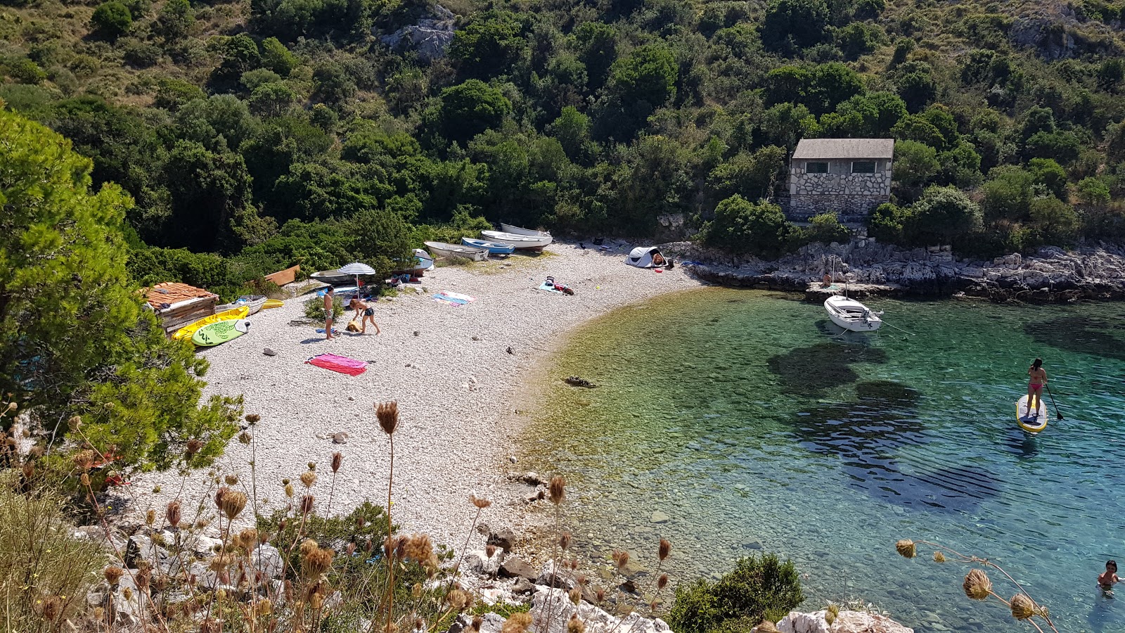 Brbinjscica Bay'in fotoğrafı dağlarla çevrili