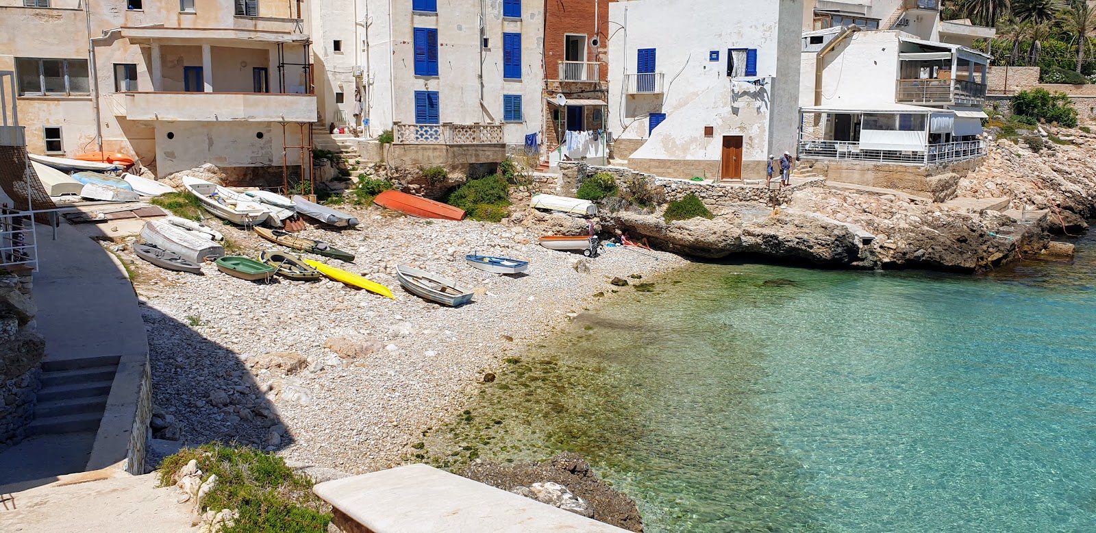 Cala Dogana beach的照片 带有碧绿色纯水表面