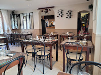 Atmosphère du Restaurant Aux Trois Gourmands à Roissy-en-France - n°10