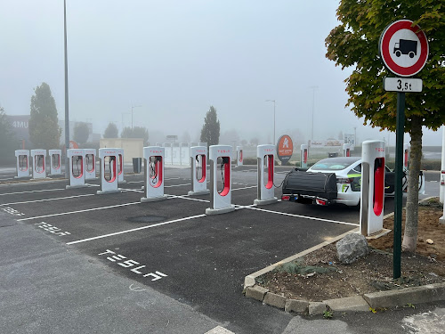 Borne de recharge de véhicules électriques Tesla Supercharger Fayet