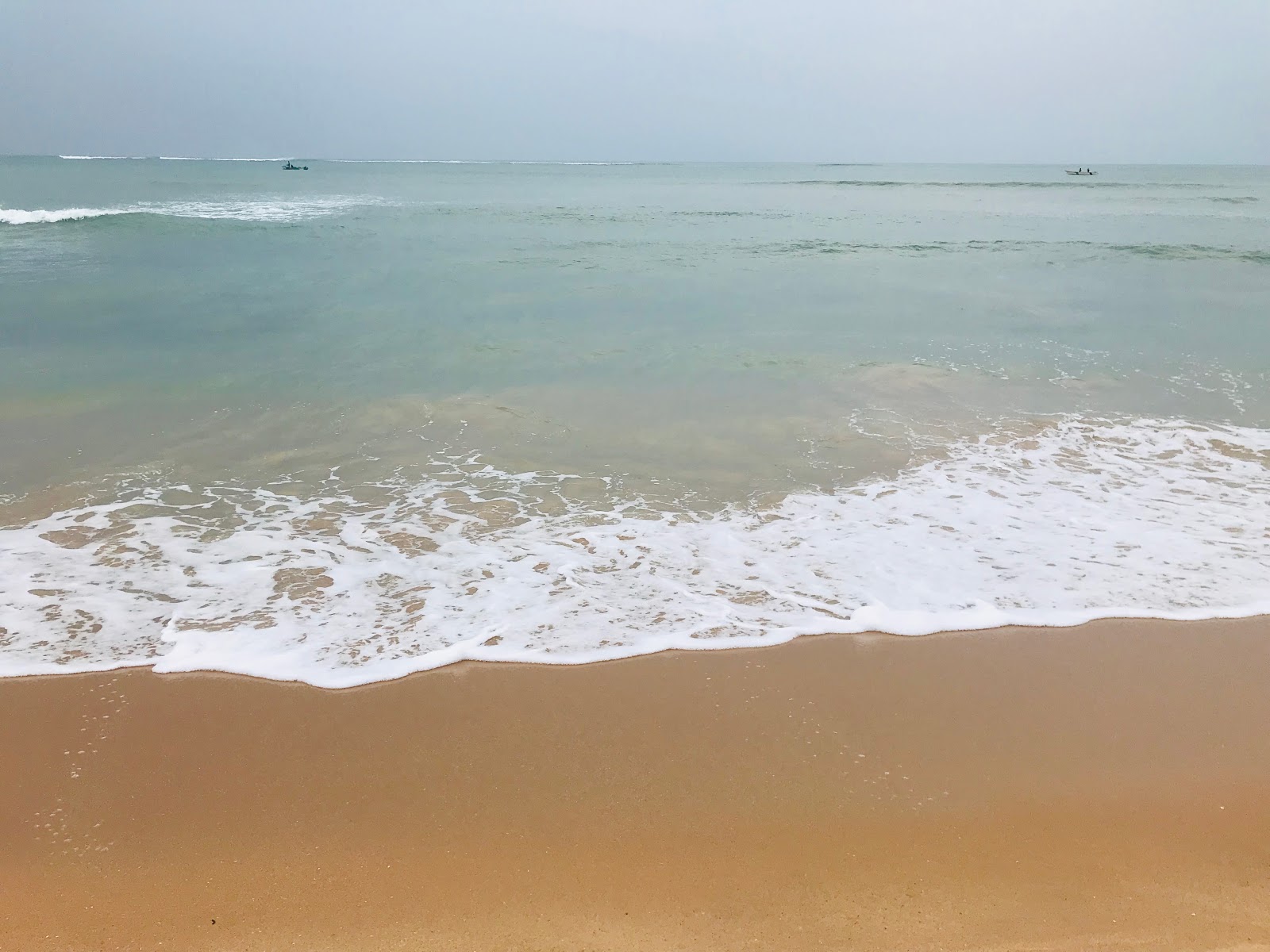 Foto van Thoppuvilai Beach met turquoise puur water oppervlakte