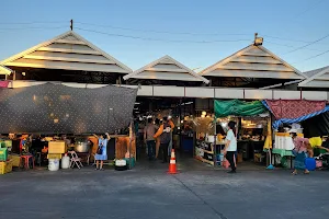 Munkong Market at Mahachai image
