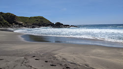 Foto di Playa Mermejita circondato da montagne
