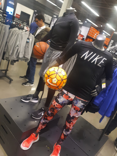 Clothing Store «Nike Factory Store», reviews and photos, 5220 Fashion Outlets Way #1125, Rosemont, IL 60018, USA
