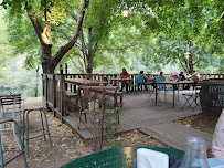 Atmosphère du Restaurant Guinguette du bout du lac à Pourcharesses - n°1