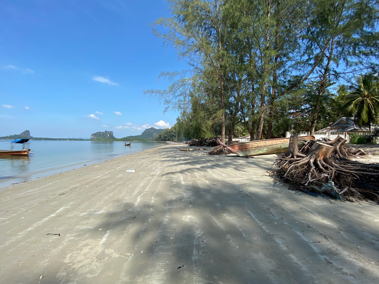 Foto van Mot Tanoi Beach met recht en lang