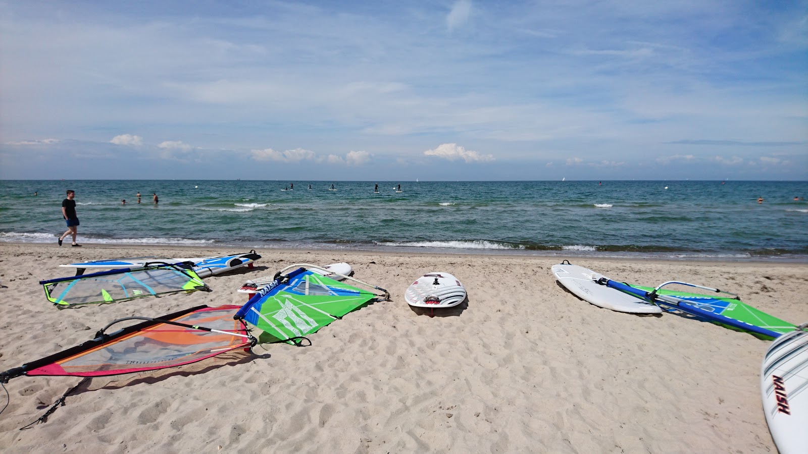 Valokuva Warnemünden rantaista. sisältäen tilava ranta