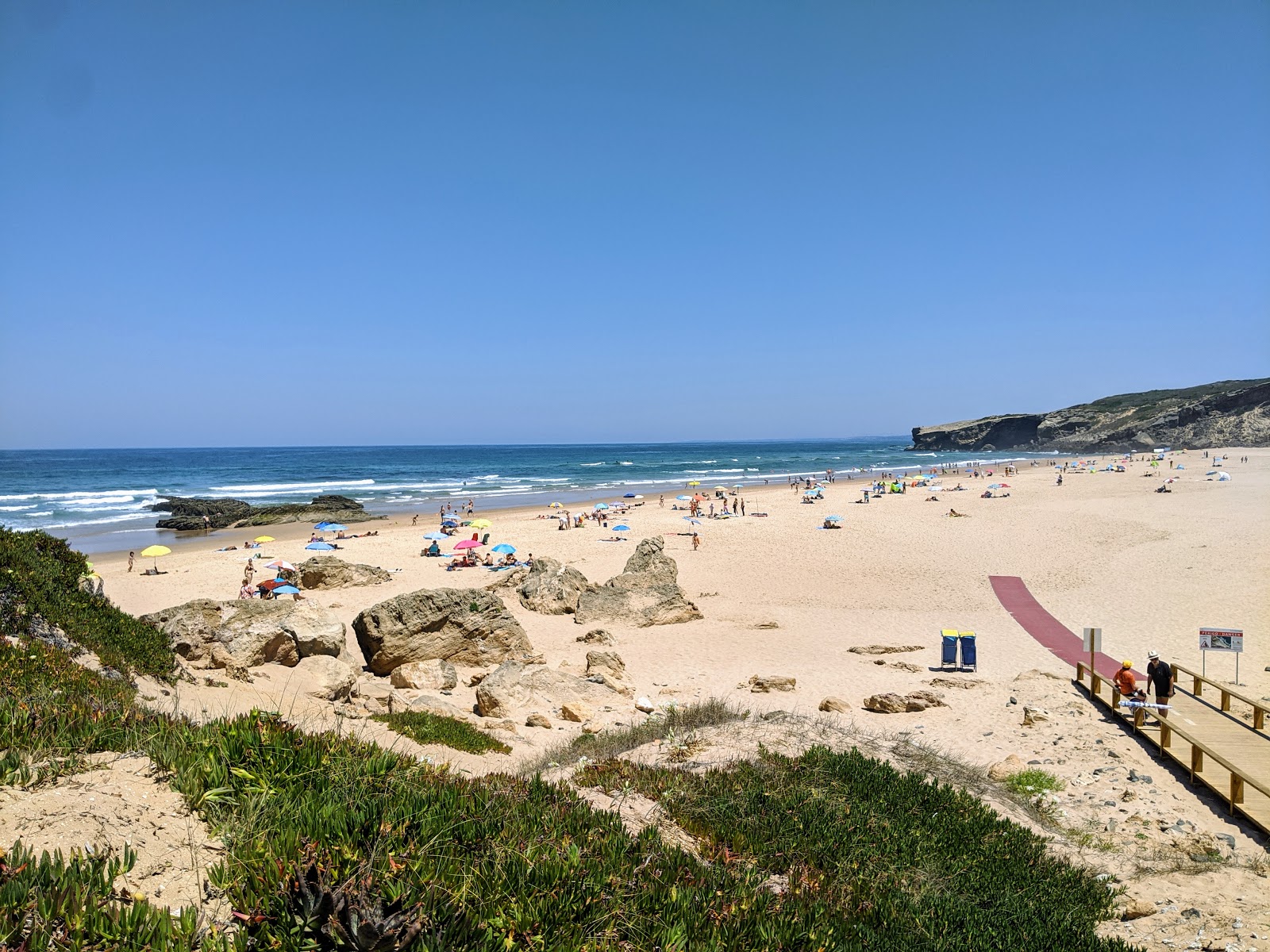 Foto von Praia de Monte Clerigo mit brauner sand Oberfläche