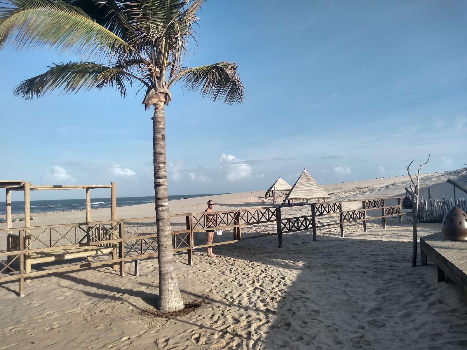 Photo de Praia das Caraubas avec l'eau cristalline de surface