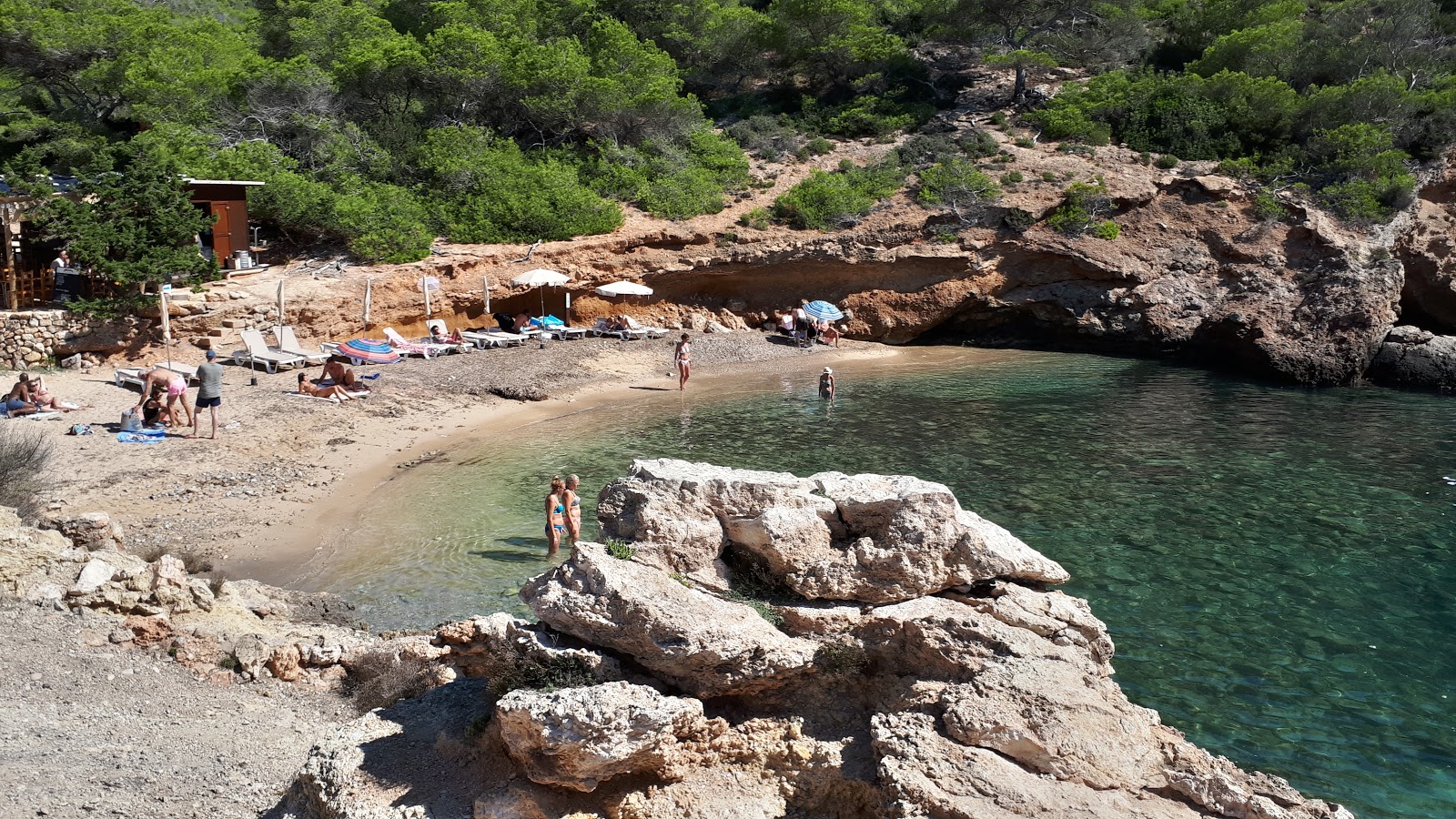 Foto av Cala Olivera omgiven av berg