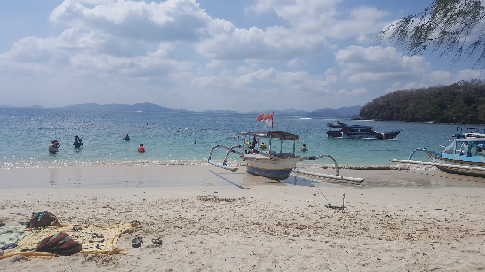 Fotografija Buncit  Beach Beach z svetel pesek površino