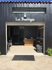 Photos du propriétaire du Restaurant La Cabane Oceane : Nº9 Le Bar à Huîtres et La Boutique à La Flotte - n°7