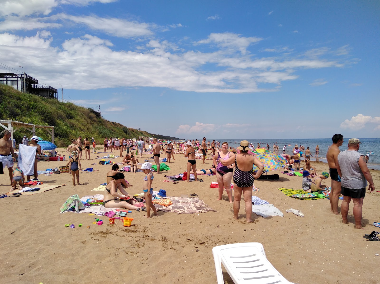 Fotografie cu Kuchugury beach - locul popular printre cunoscătorii de relaxare