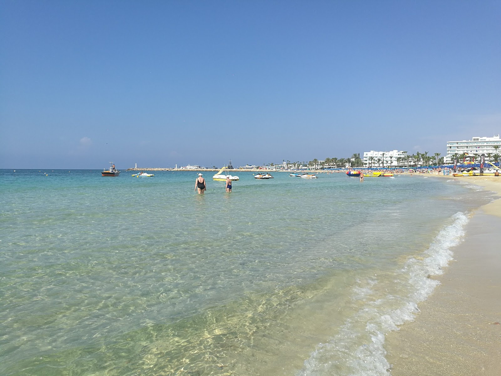 Fotografie cu Pantachou beach cu o suprafață de nisip beige