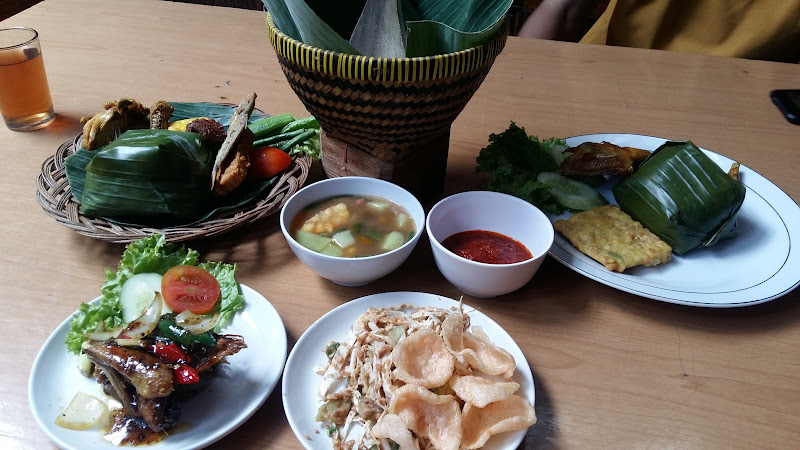 Restoran Masakan Perpaduan: Menikmati Kelezatan Kuliner di Rumah Makan Sunda Bale Gazeeboe dan jumlah tempat lainnya