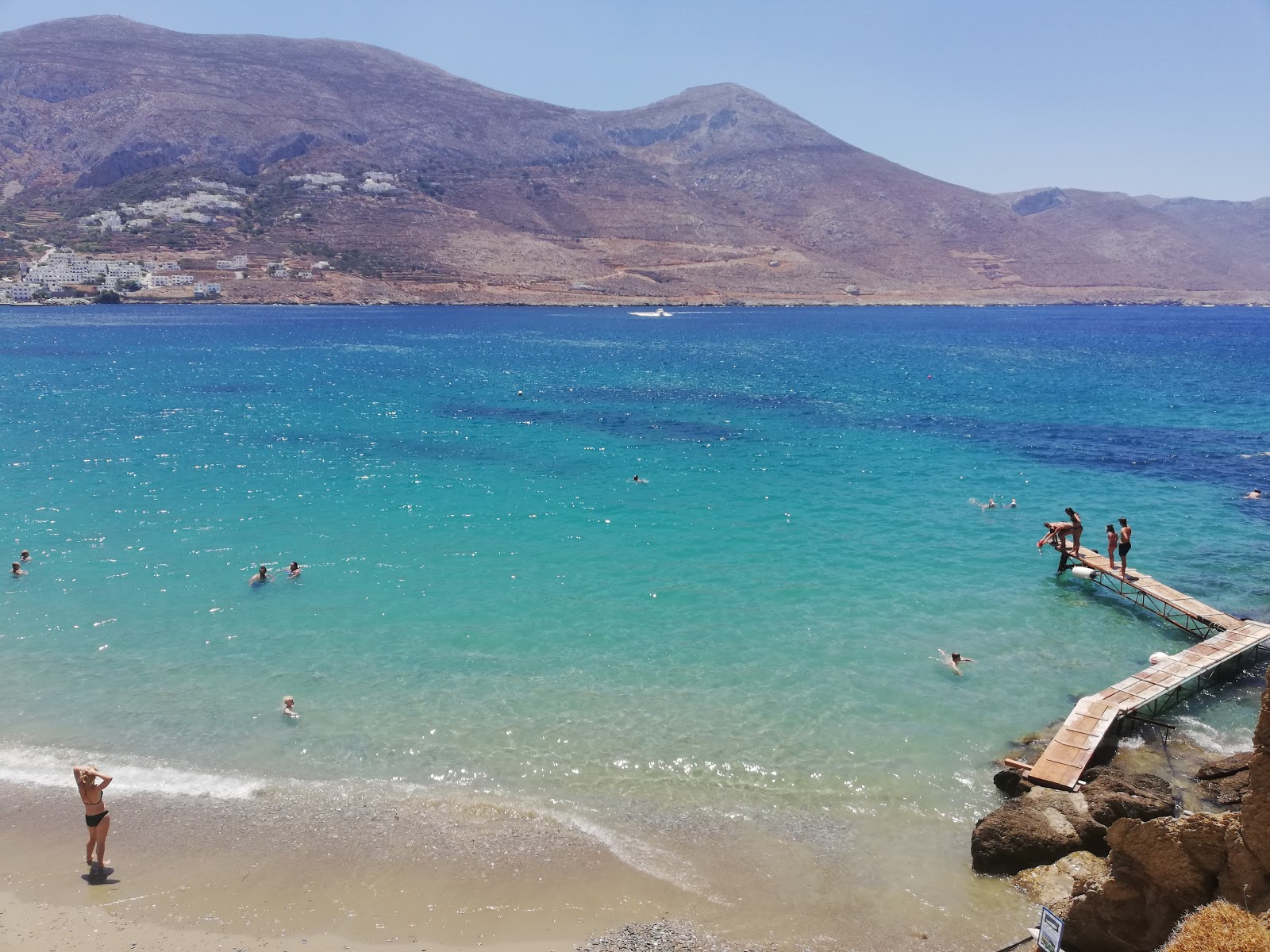 Foto de Praia de Levrossos e sua bela paisagem
