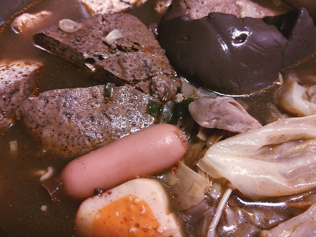 「善品百閣 麻辣鴨血臭豆腐 龍潭小吃｜美食餐廳推薦｜麻辣鍋｜cp值高｜吃午餐晚餐宵夜｜餐點外帶｜」 的照片