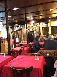 Atmosphère du Restaurant servant du couscous Au Clair de Lune à Paris - n°4