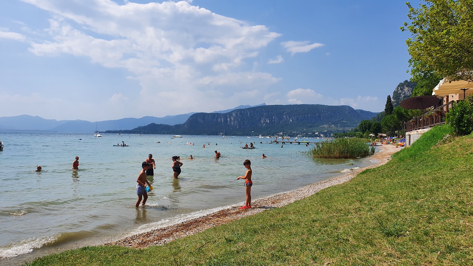 Zdjęcie Spiaggia di Bardolino z powierzchnią małe beżowe kamyki
