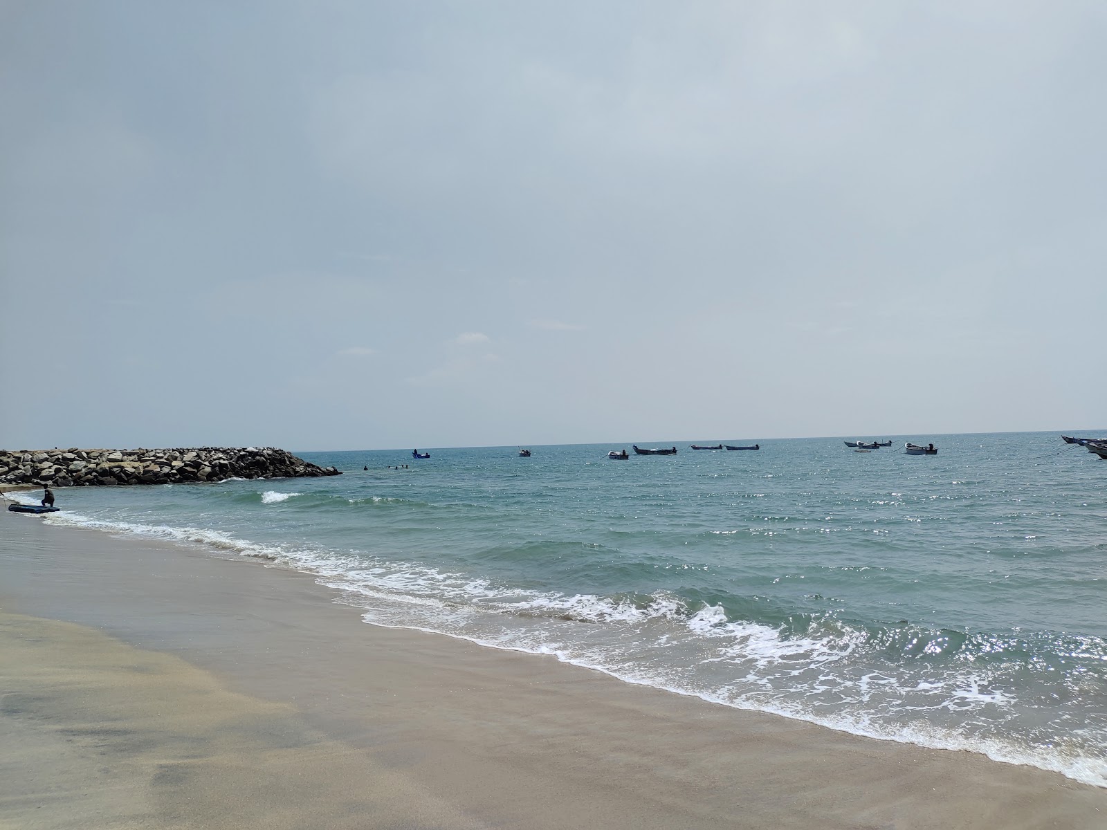 Zdjęcie Mangala Beach z powierzchnią jasny piasek