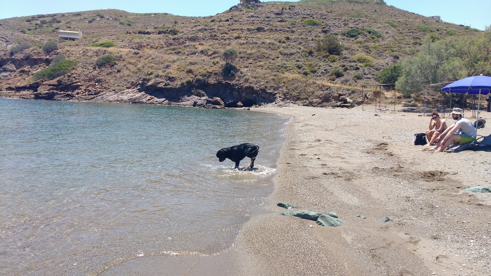 Panorama Mikrolimanou'in fotoğrafı açık yeşil su yüzey ile