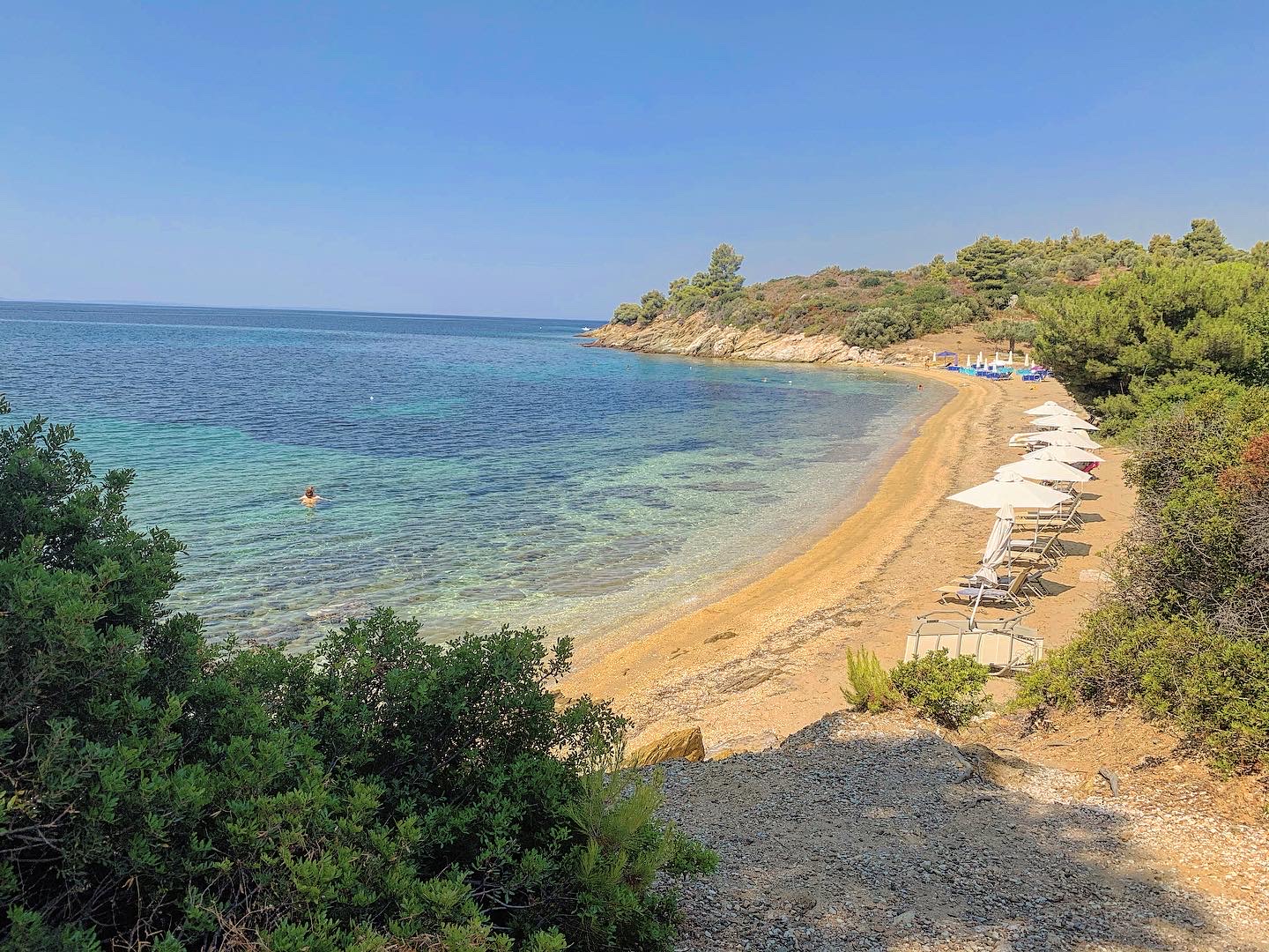 Φωτογραφία του Little Olive beach με καφέ άμμο και βράχια επιφάνεια
