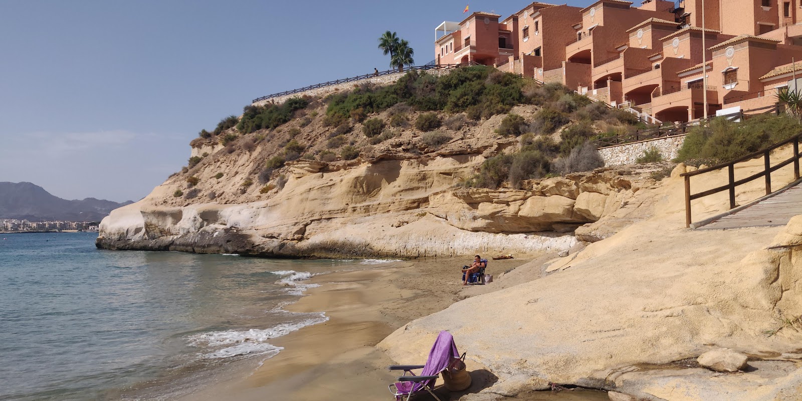 Foto de Cala del Invencible rodeado por montanhas