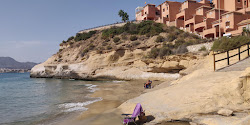 Foto de Cala del Invencible rodeado por montanhas