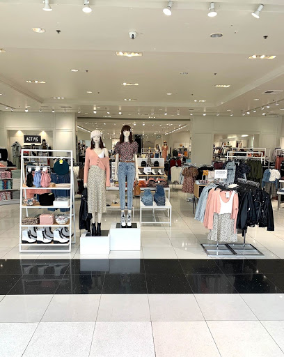 Clothing Store «F21 RED», reviews and photos, 470 Lewis Ave, Meriden, CT 06450, USA