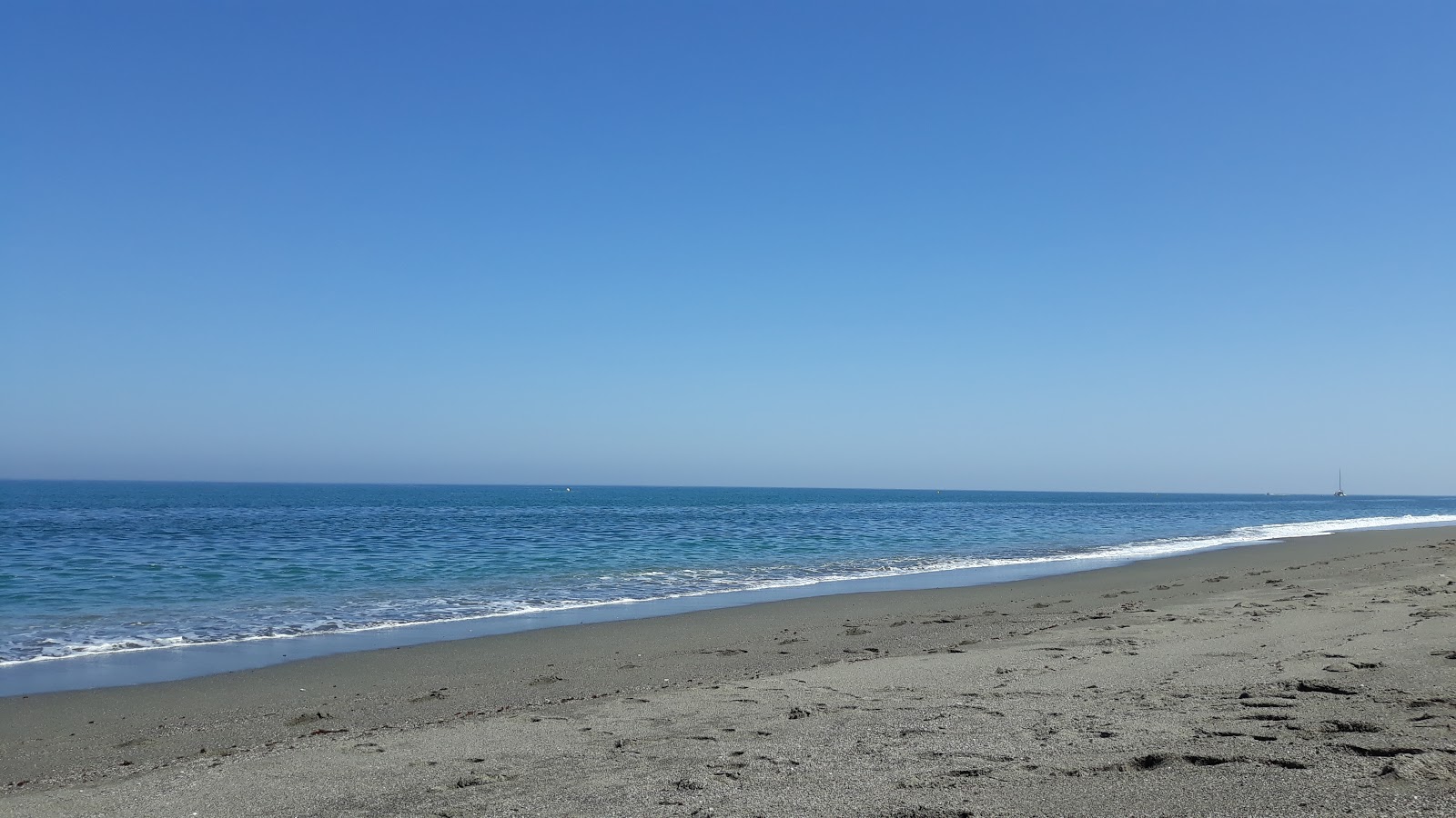 Photo de Playa los Toros avec sable coquillier gris de surface