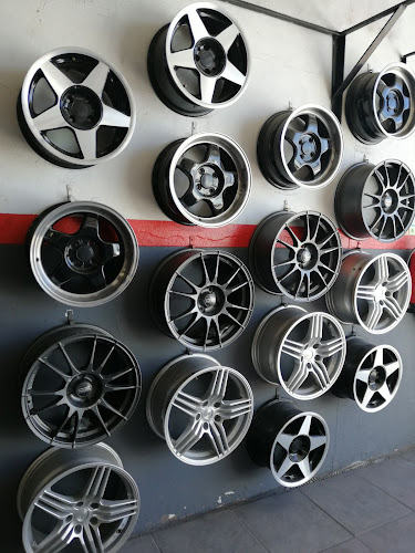 Propneu (Pneus, calibragem, alinhamento, venda e reparação de jantes e serviços de mecânica rápida) - Comércio de pneu