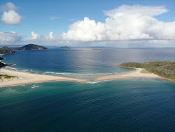 Photo de Fingal Beach avec rivage droit, long