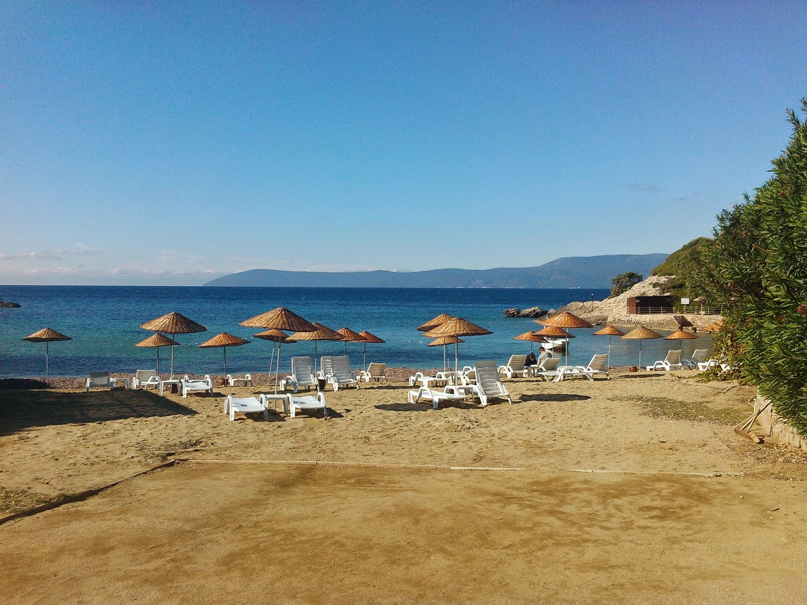 Photo de Teos Beach entouré de montagnes