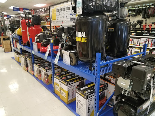 Hardware Store «Harbor Freight Tools», reviews and photos, 940 W Dundee Rd, Arlington Heights, IL 60004, USA