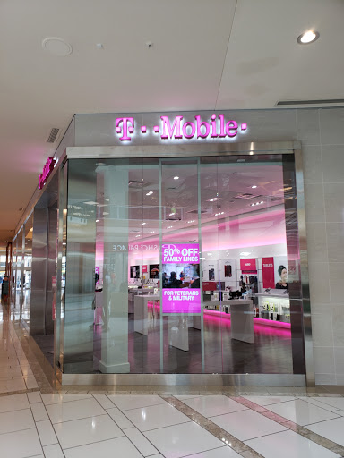 Cell Phone Store «T-Mobile», reviews and photos, 2223 N Westshore Blvd #150d, Tampa, FL 33607, USA