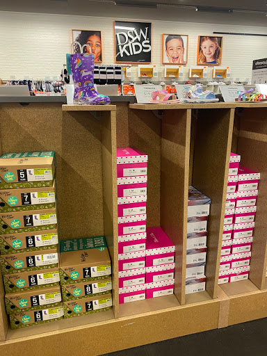 Shoe Store «DSW Designer Shoe Warehouse», reviews and photos, 6636 E State St, Rockford, IL 61108, USA