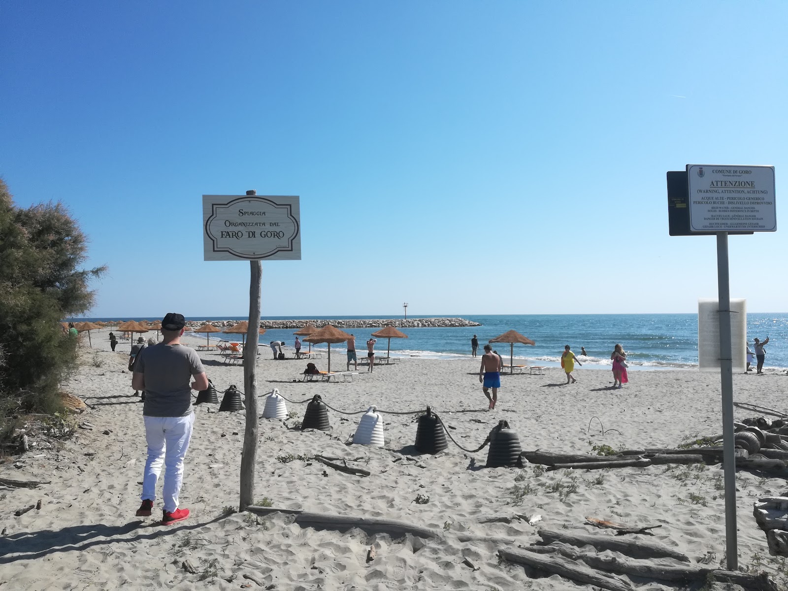 Foto de Spiaggia dell'Isola dell'Amore - lugar popular entre os apreciadores de relaxamento