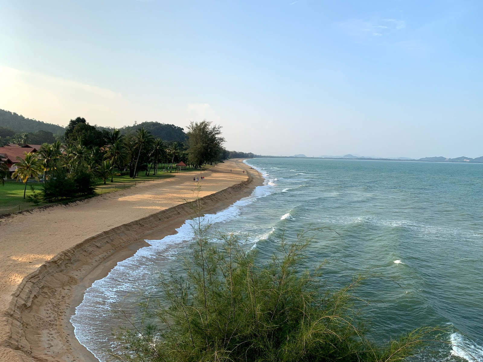 Cherating Beach'in fotoğrafı dağlarla çevrili