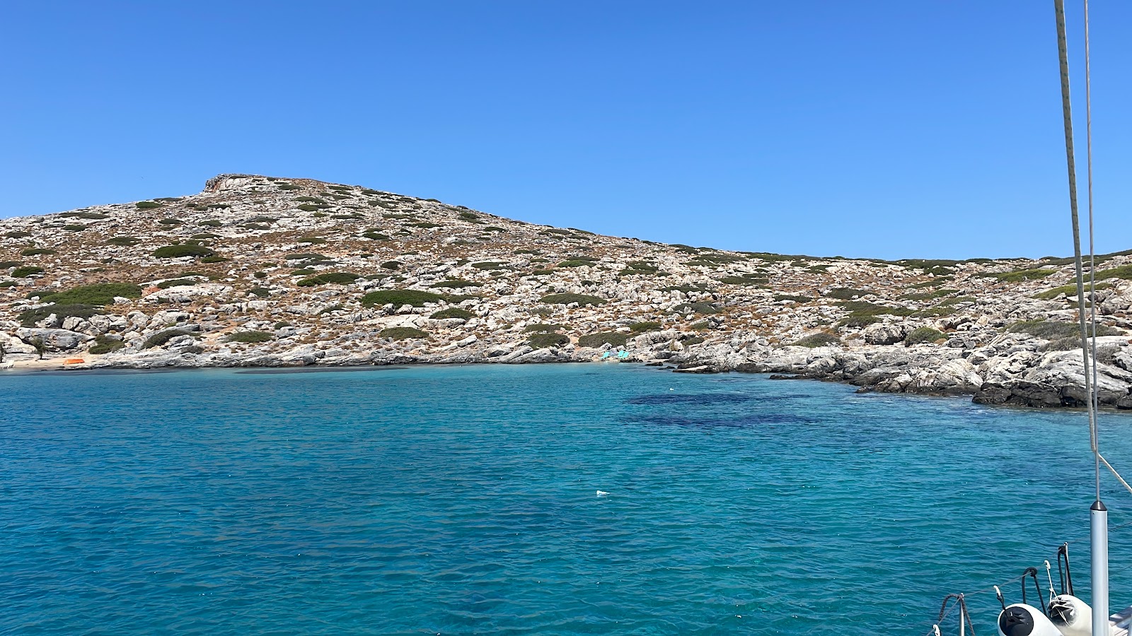 Analipsi Beach'in fotoğrafı uçurumlarla desteklenmiş