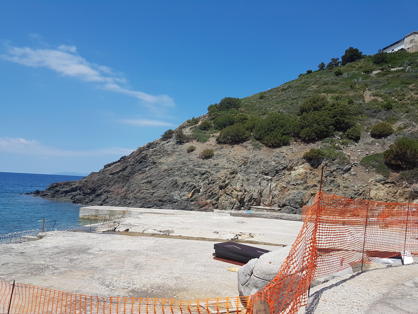 Foto von Spiaggia di Patresi umgeben von Bergen