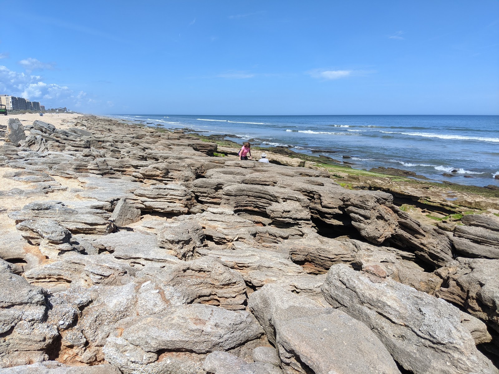 Foto de Flagler beach con arena brillante y rocas superficie