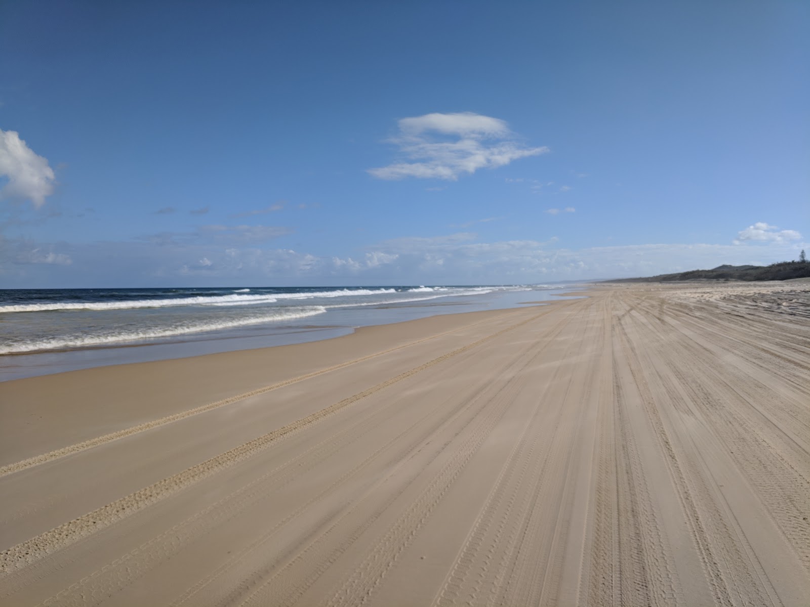 Foto av Eurong Beach med lång rak strand