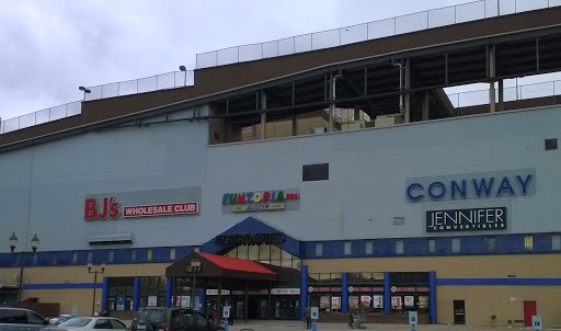 Shopping Mall «Metro Mall-Middle Village», reviews and photos, 6626 Metropolitan Ave, Middle Village, NY 11379, USA