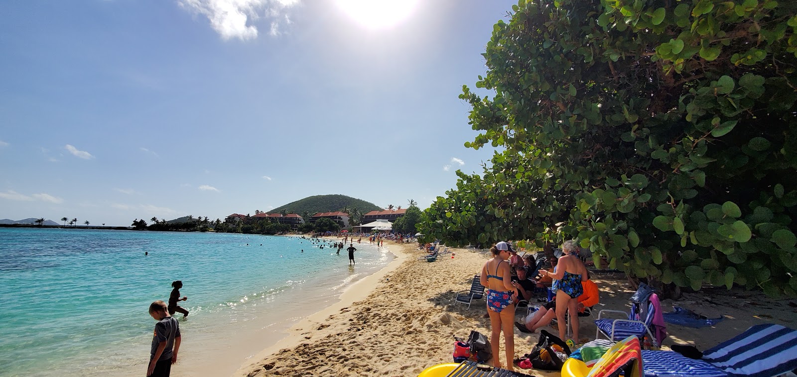 Foto de Sapphire beach - lugar popular entre os apreciadores de relaxamento