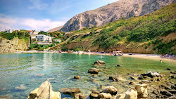Zdjęcie Rosin beach otoczony górami