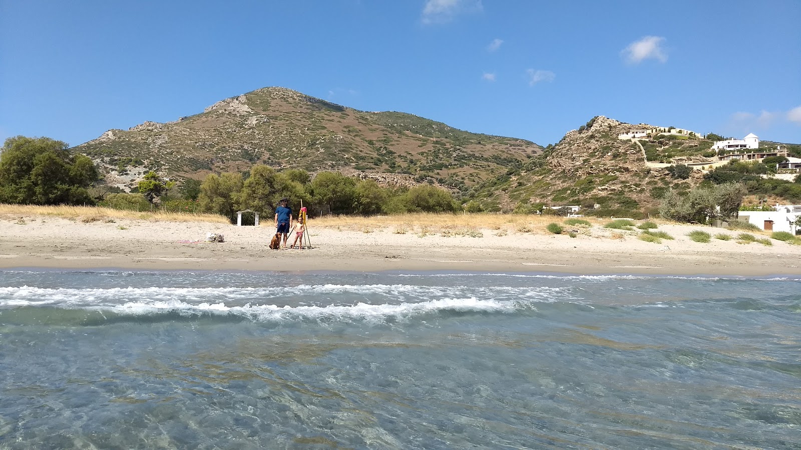 Foto von Aspous Beach mit geräumige küstenlinie