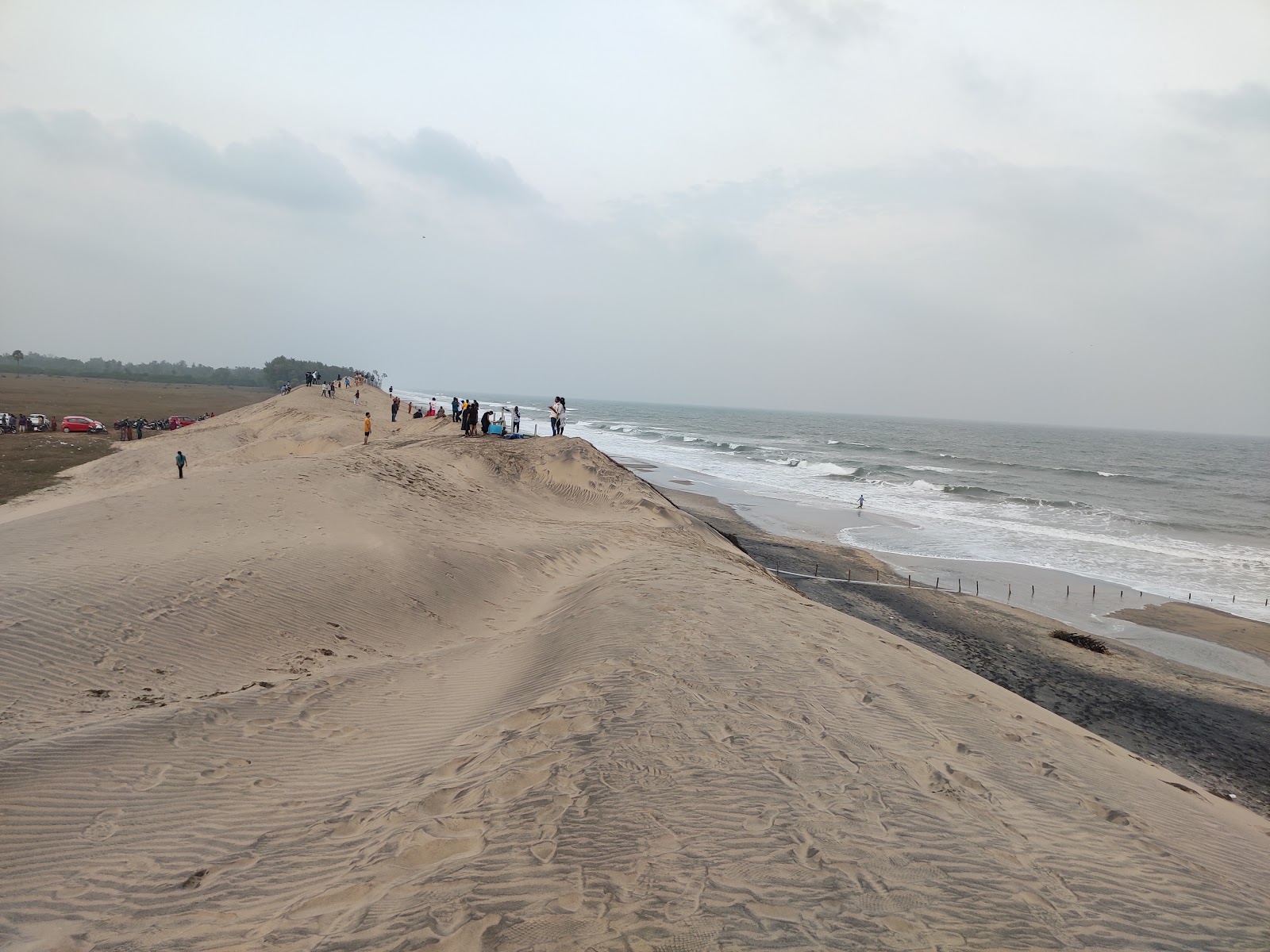 Φωτογραφία του Chodipallipeta Beach με τυρκουάζ νερό επιφάνεια
