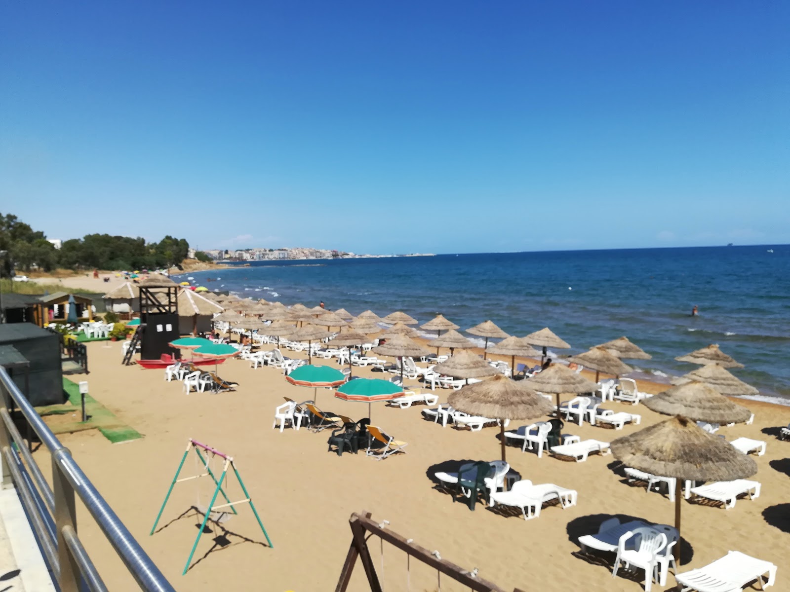 Spiaggia di Via Poseidonia'in fotoğrafı kahverengi kum yüzey ile
