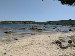 S'Abba e s'Ulimu Beach'in fotoğrafı dağlarla çevrili