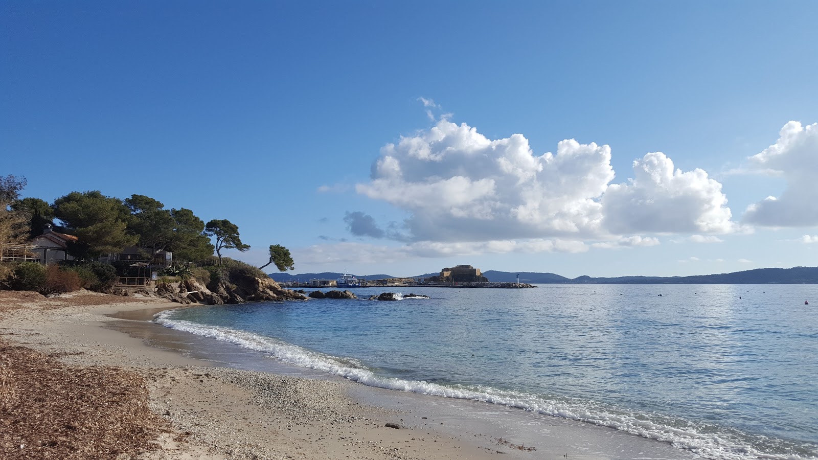 Fotografie cu Plage du Pradeau cu o suprafață de apa pură turcoaz